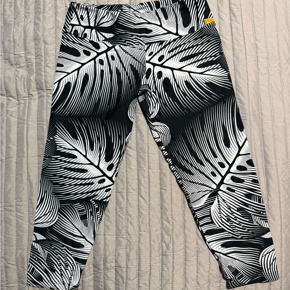 Maristella Citelli Tropical Leaf Print Women’s Capri Leggings